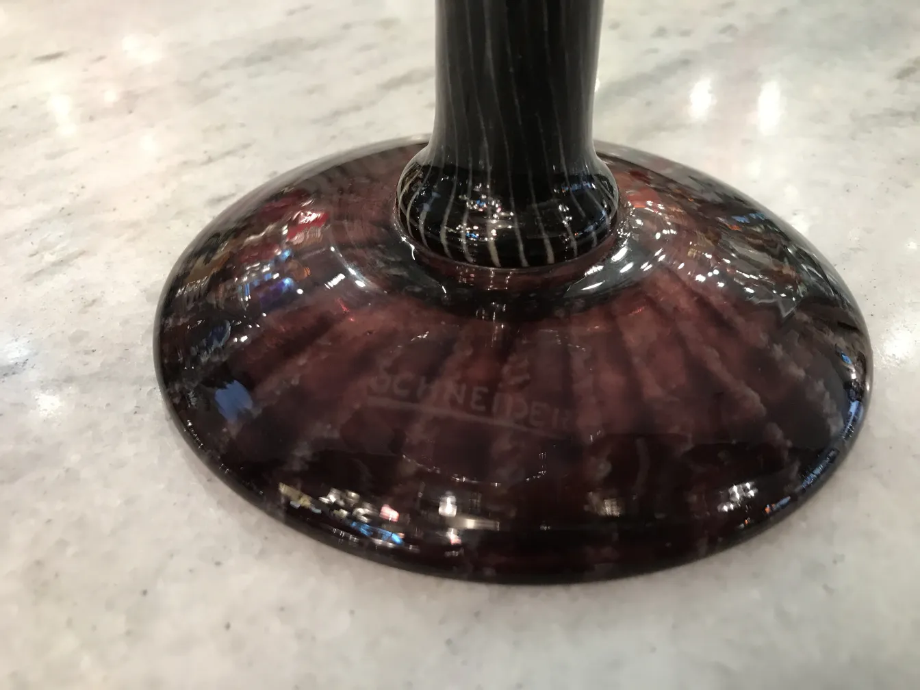 Basis des signierten Glases Schneider mit Reflexion und Design.