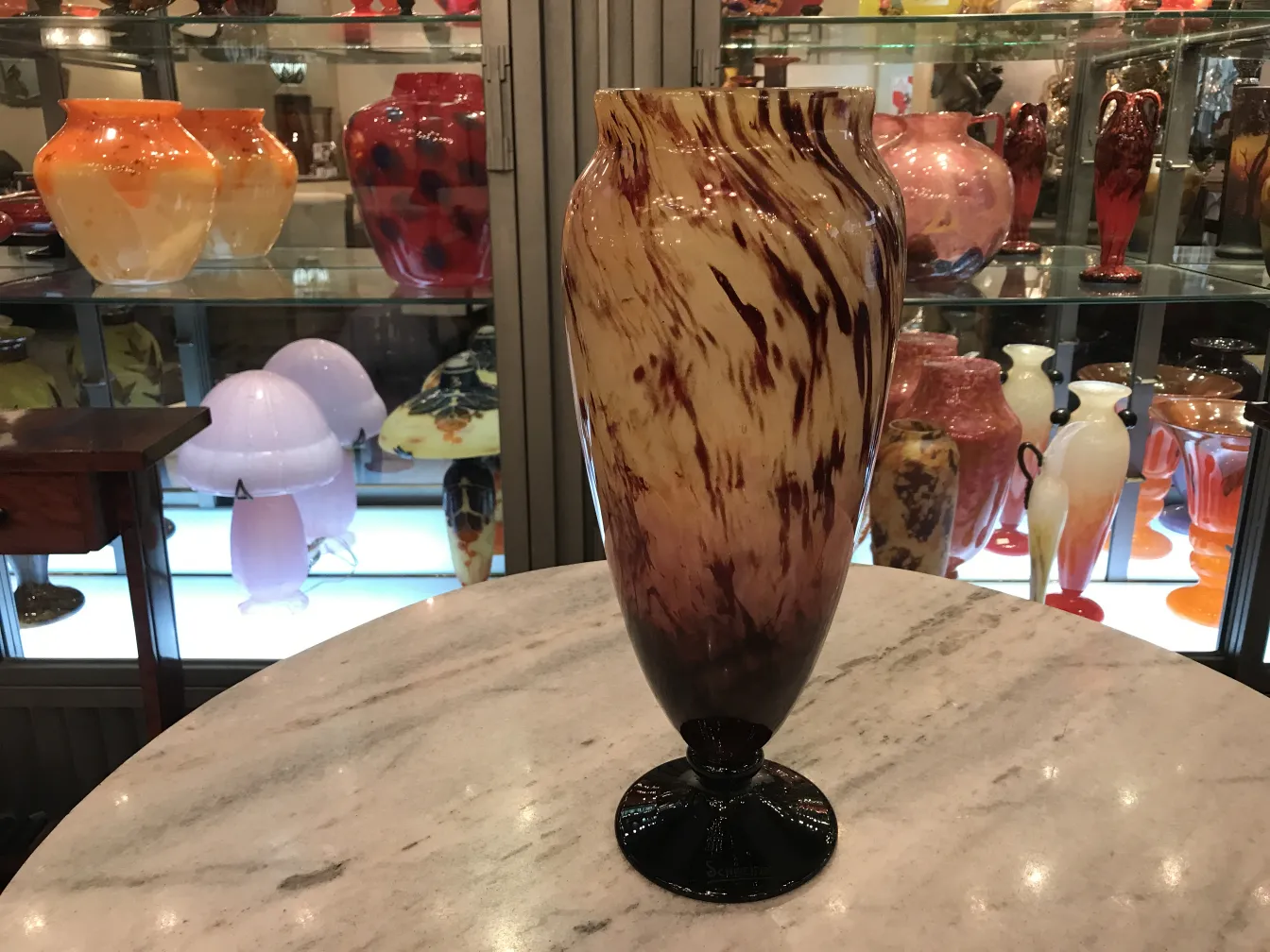 vase antico con dettagli marroni e crema, firmato