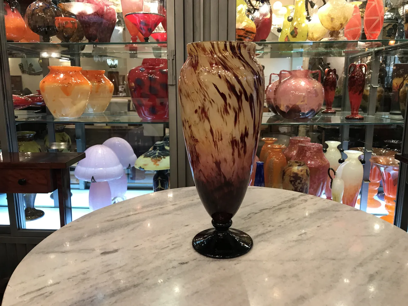 vidro decorado con tonalidades marrones y negras, antigüedad