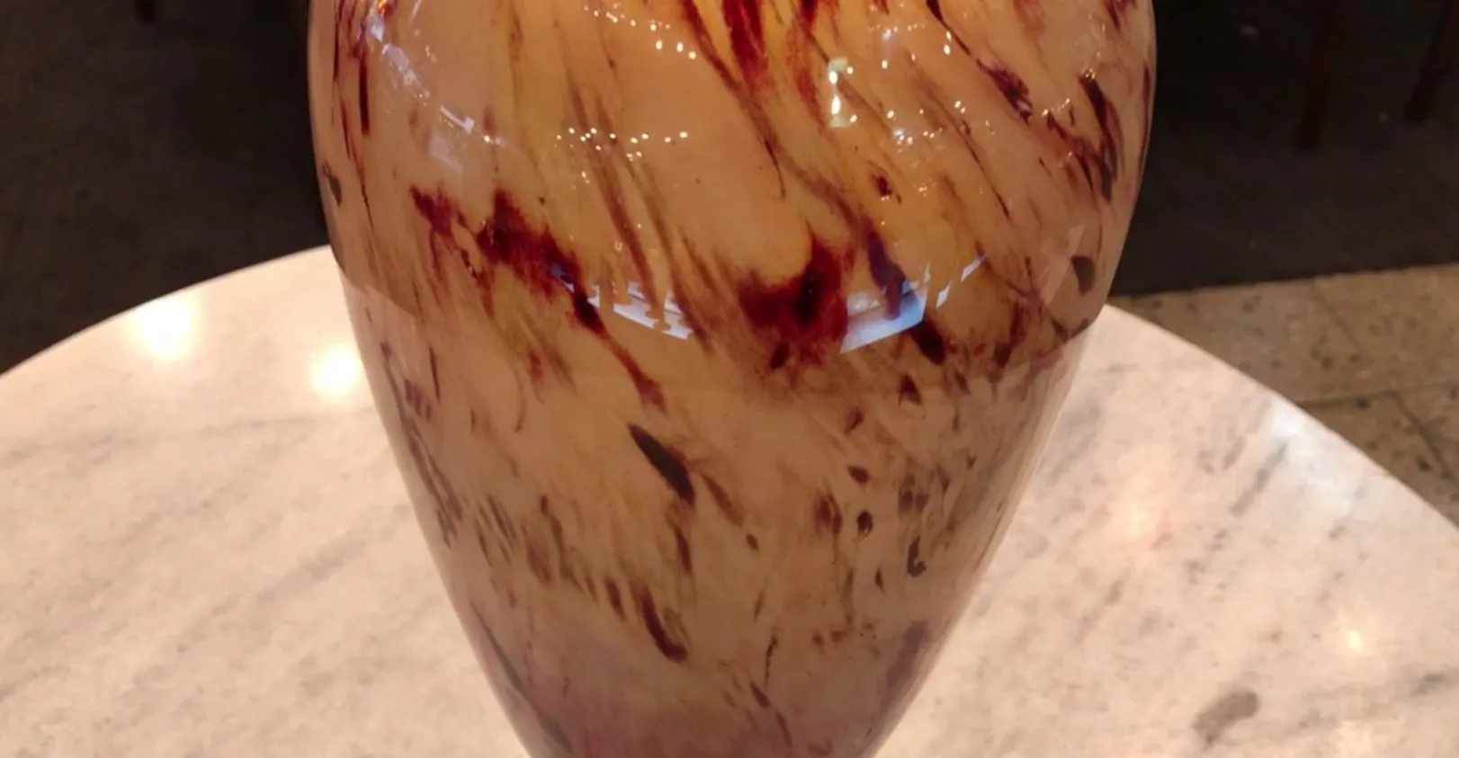 古董签名玻璃花瓶，施耐德制，色彩艳丽，展现优雅的环境。