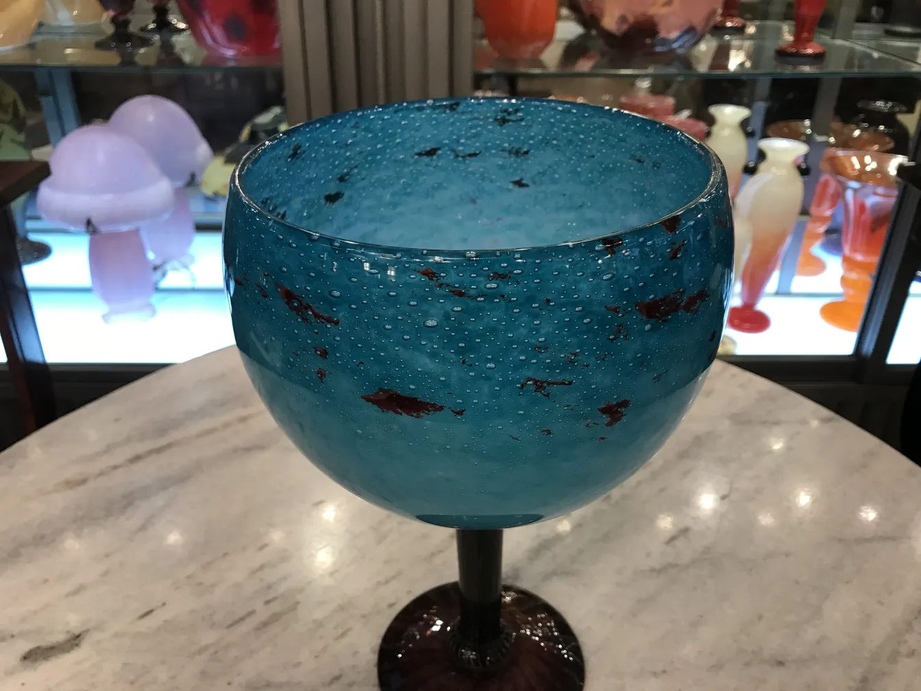 verre antiquité signé bleu avec des bulles