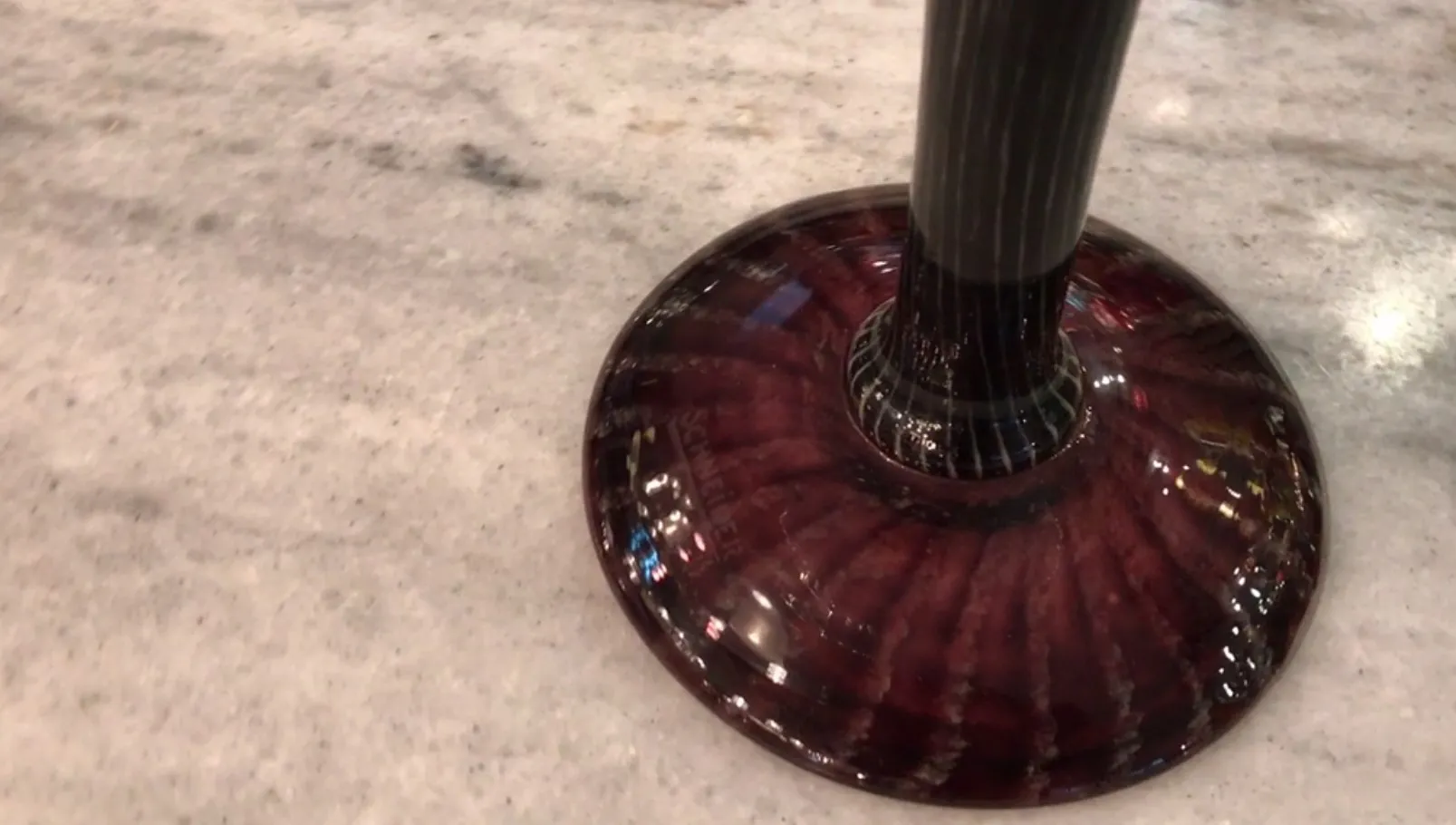 Verre signé Schneider sur fond en marbre. Antiquité.