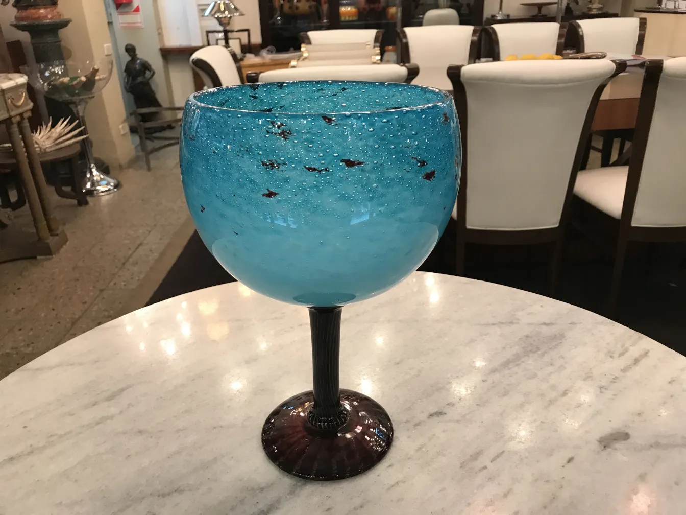 vidro azul antigo com base escura e bolhas decorativas