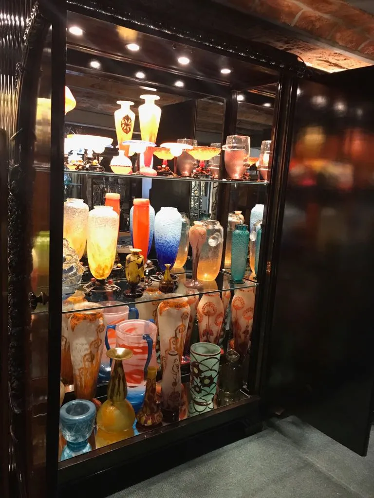 Antikes signiertes Glas Schneider im Regal mit anderen Dekorationsgegenständen