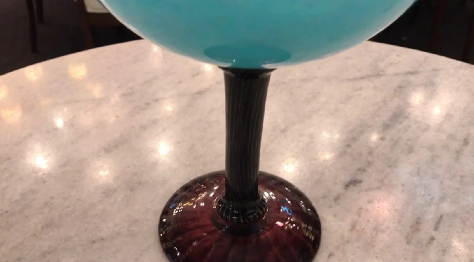 Vetro firmato antico di Schneider, con base scura e colore blu.