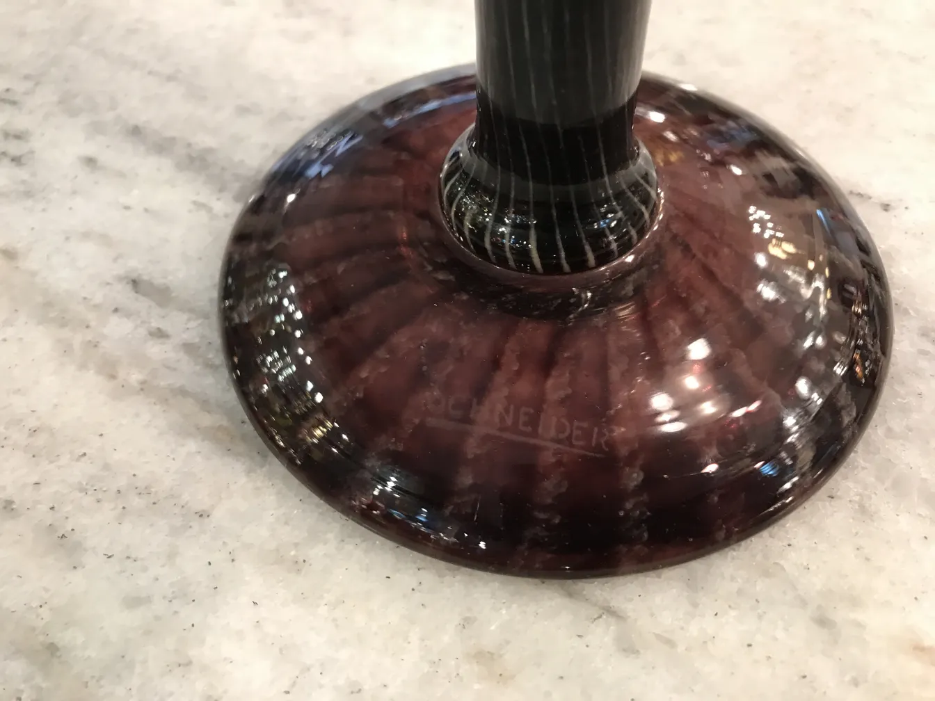 verre ancien avec signature schneider, base détaillée