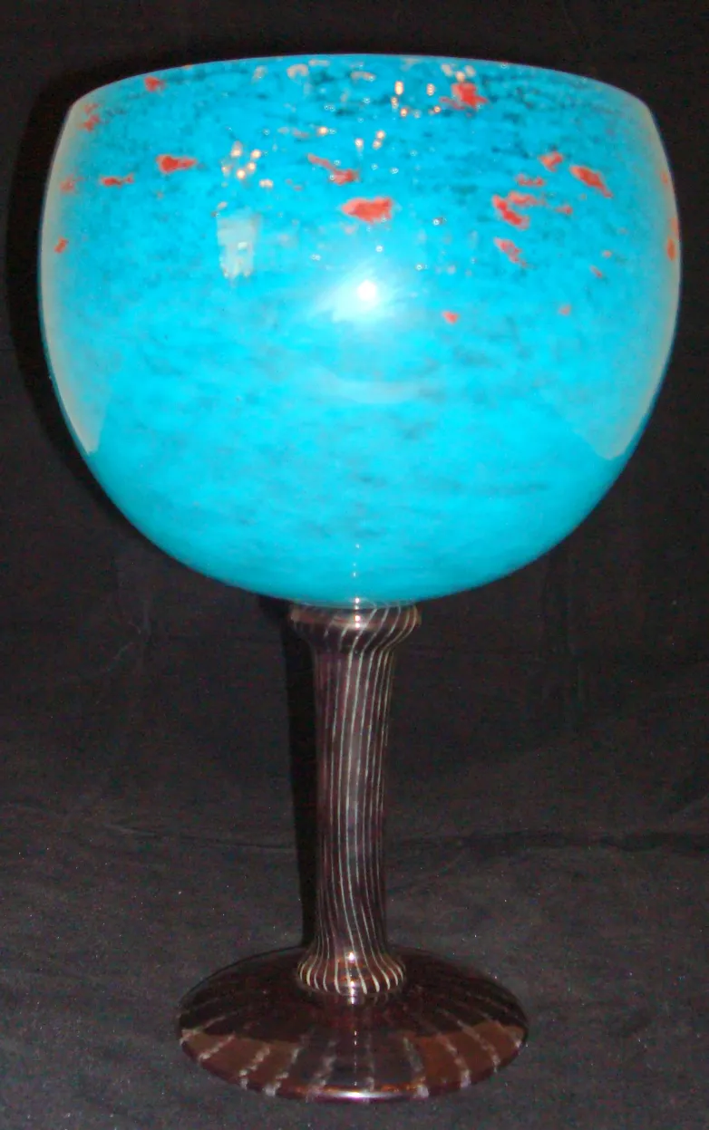 Vetro antico firmato da Schneider, colore blu vibrante con dettagli riflettenti e base elegante. Perfetto per la decorazione.