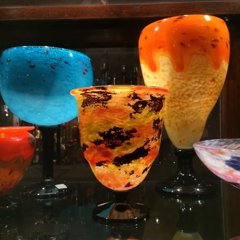 Vetro antico firmato da Schneider con colori vivaci.