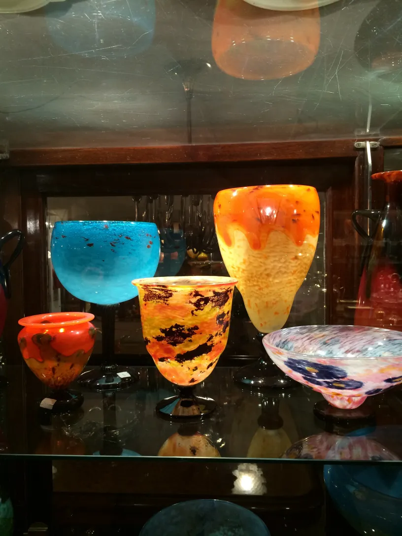 Collection de verre signé Schneider avec des couleurs vives