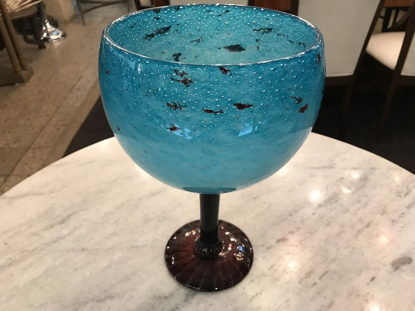 verre ancien en ton bleu avec des bulles