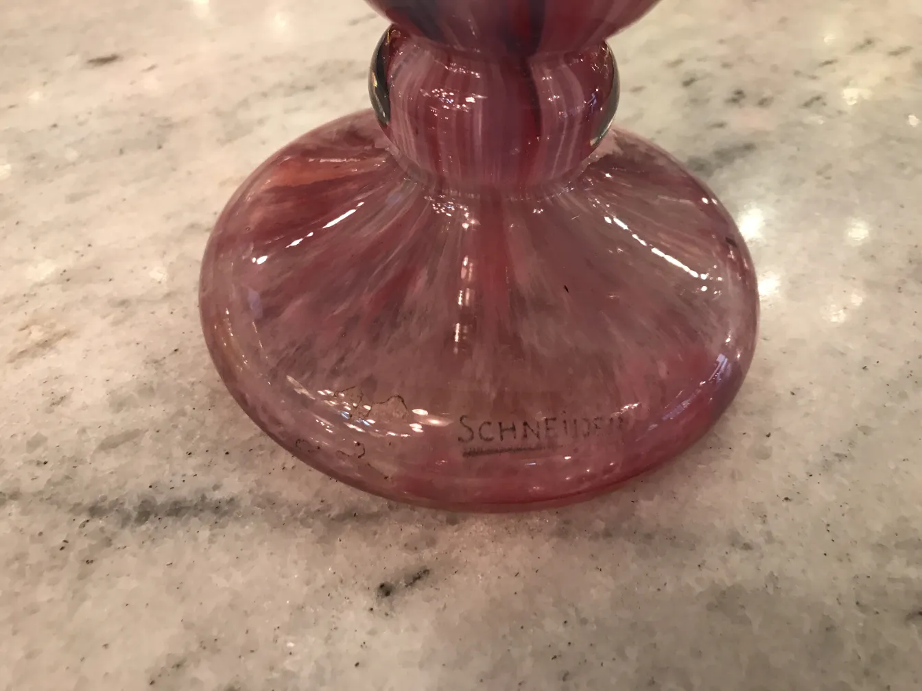 Verre ancien signé de Schneider en rose avec une large base.