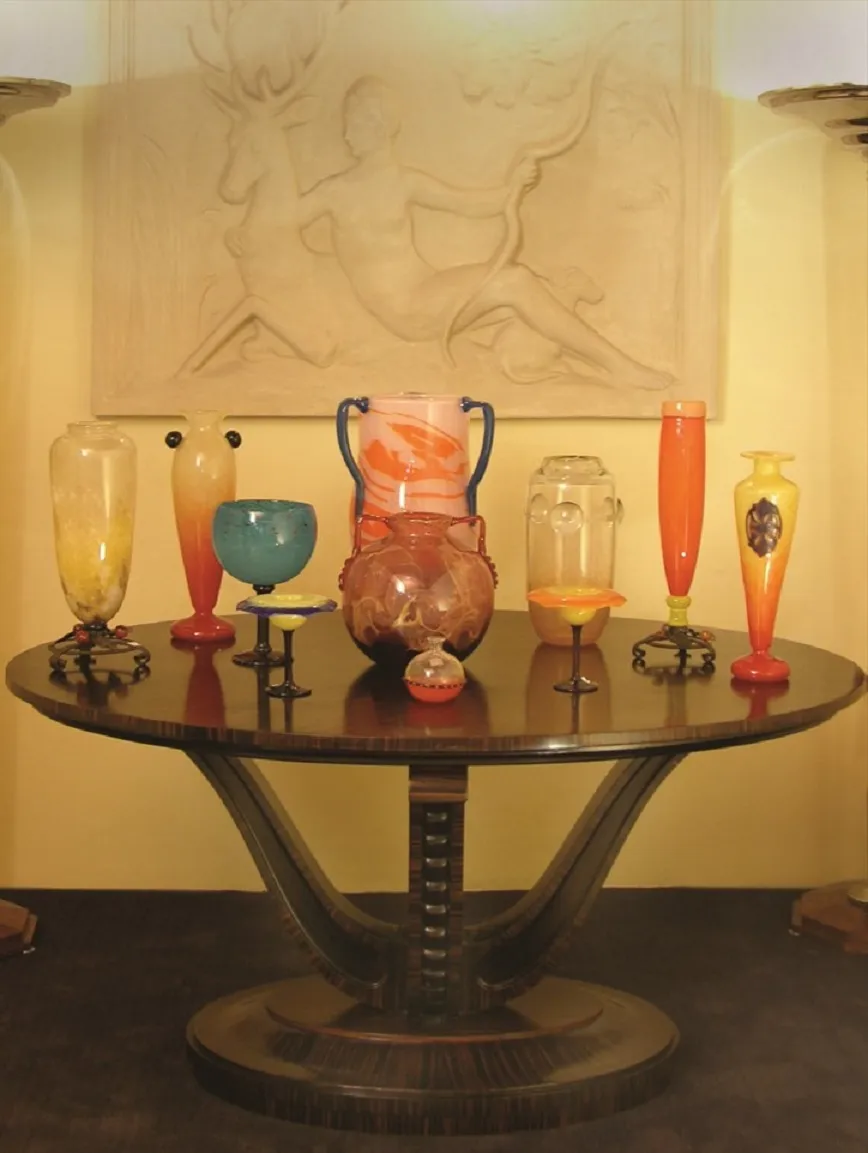 Verre signé Schneider avec forme élégante et détails artistiques sur une table décorative