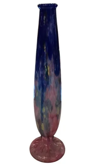 Vase antique en verre dans des tons de bleu et rose, élégant.