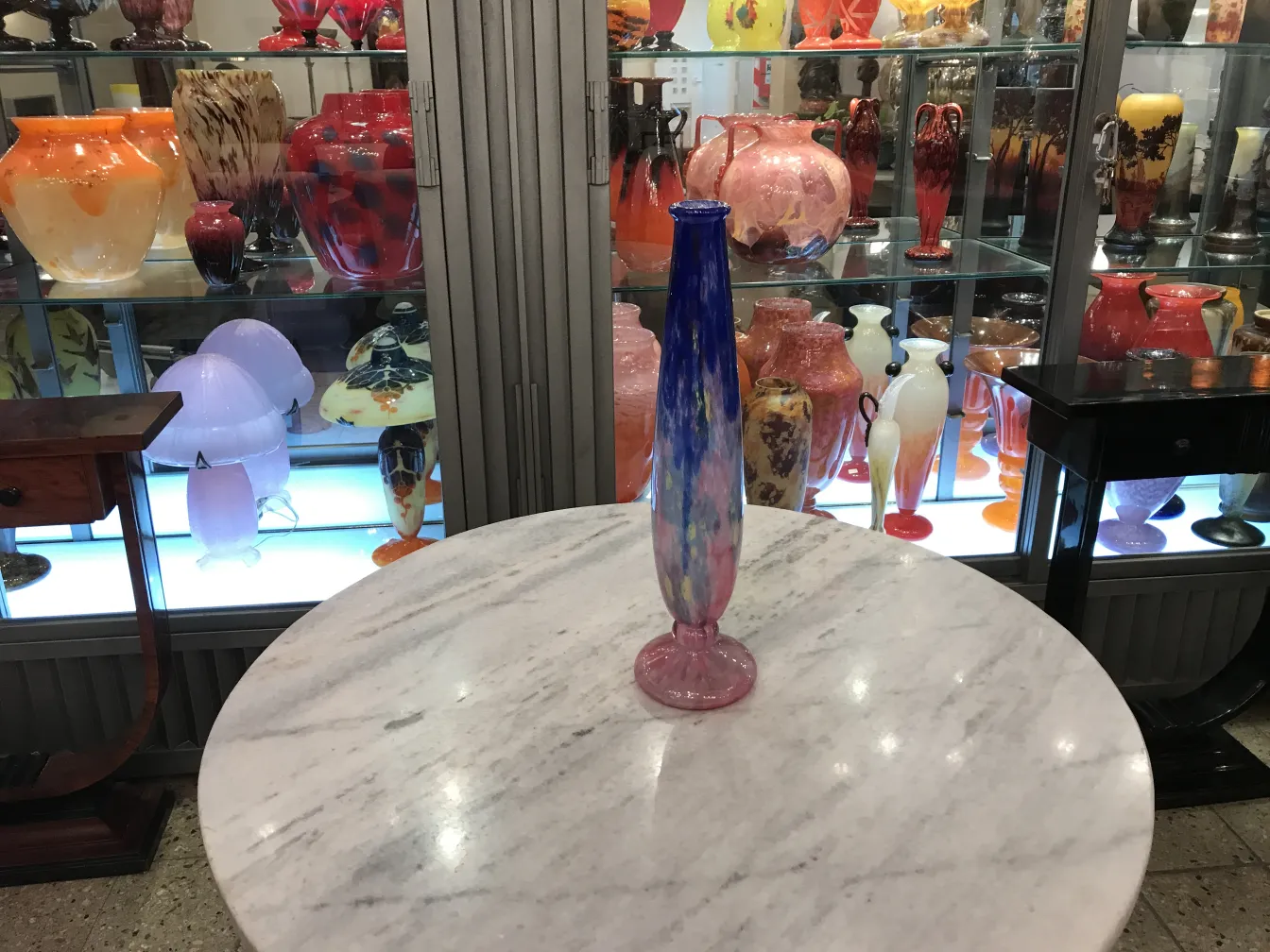 古董签名玻璃，配有彩色图案，背景为玻璃物品