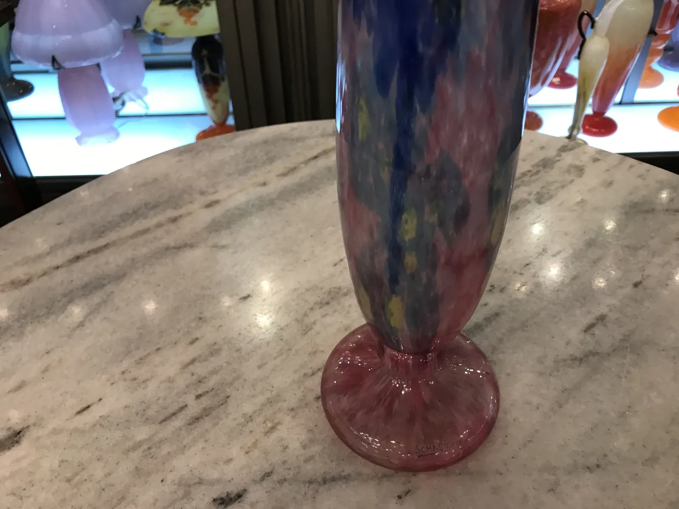 Verre ancien aux formes douces et aux couleurs vives, signé par Schneider.