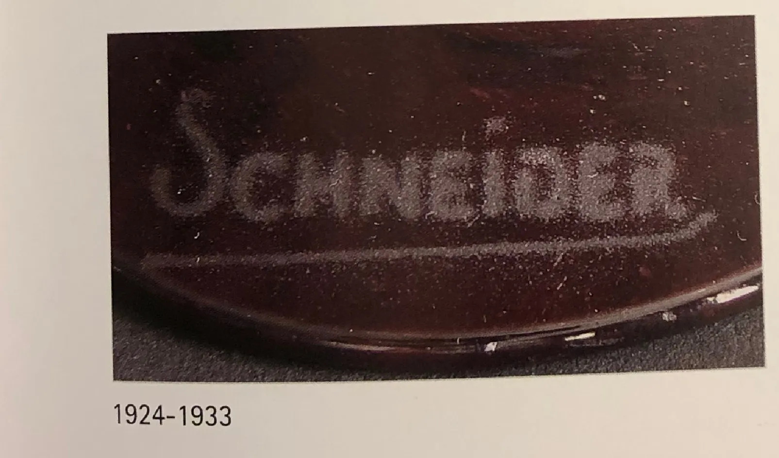 Verre ancien avec la signature visible de Schneider en dessous.