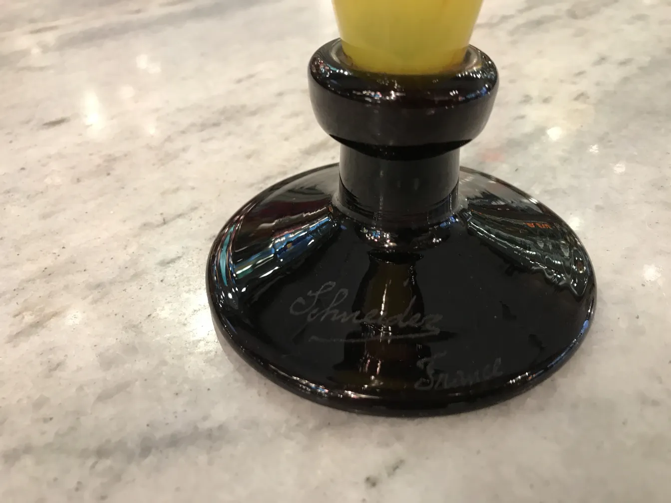 Vidrio antiguo con firma Schneider, de diseño elegante