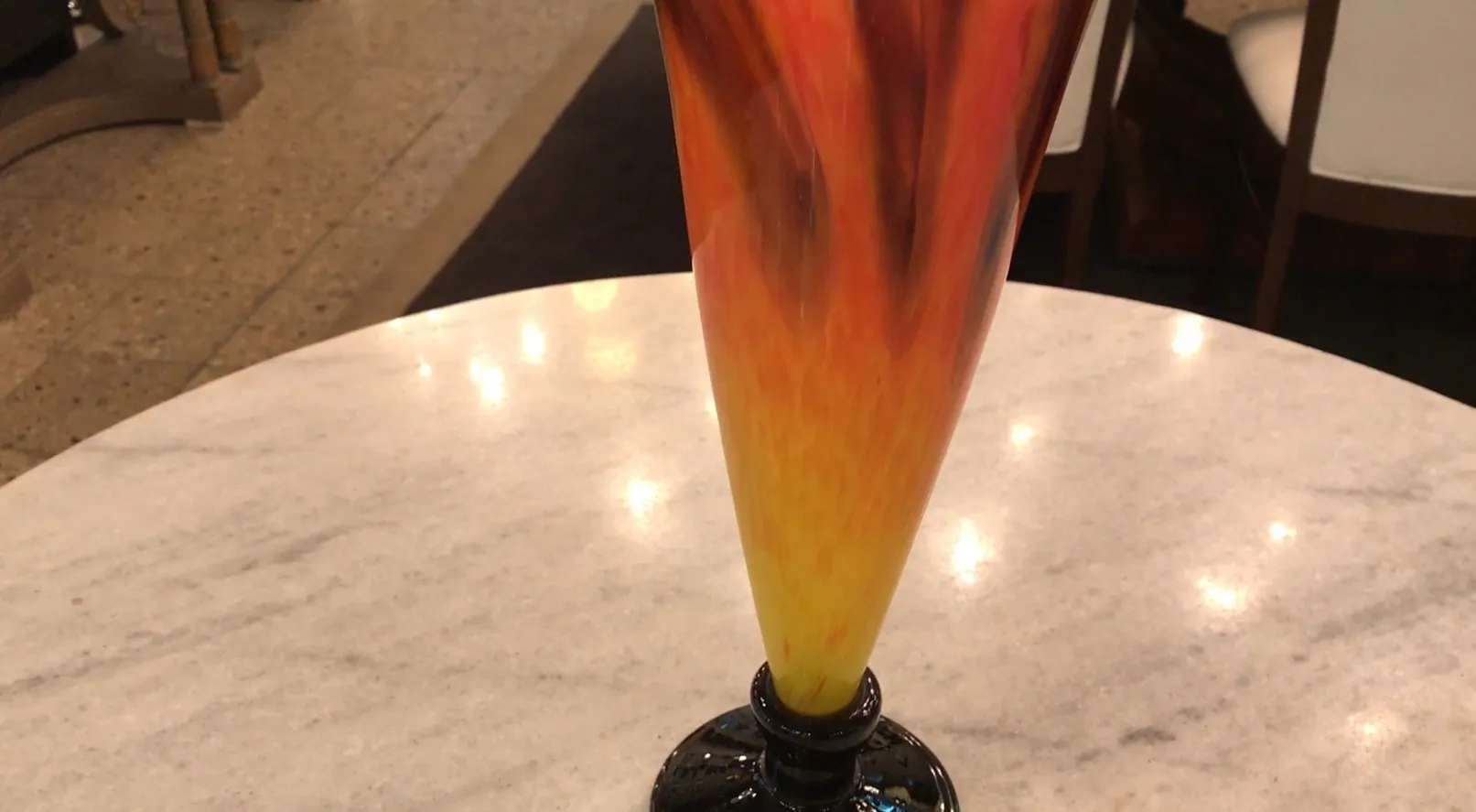 glas in warmen tönen mit dunklem sockel