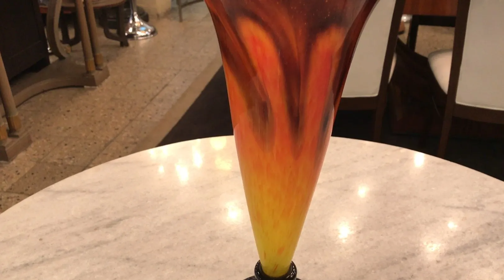vase in vetro antico firmato, design colorato con sfumature calde