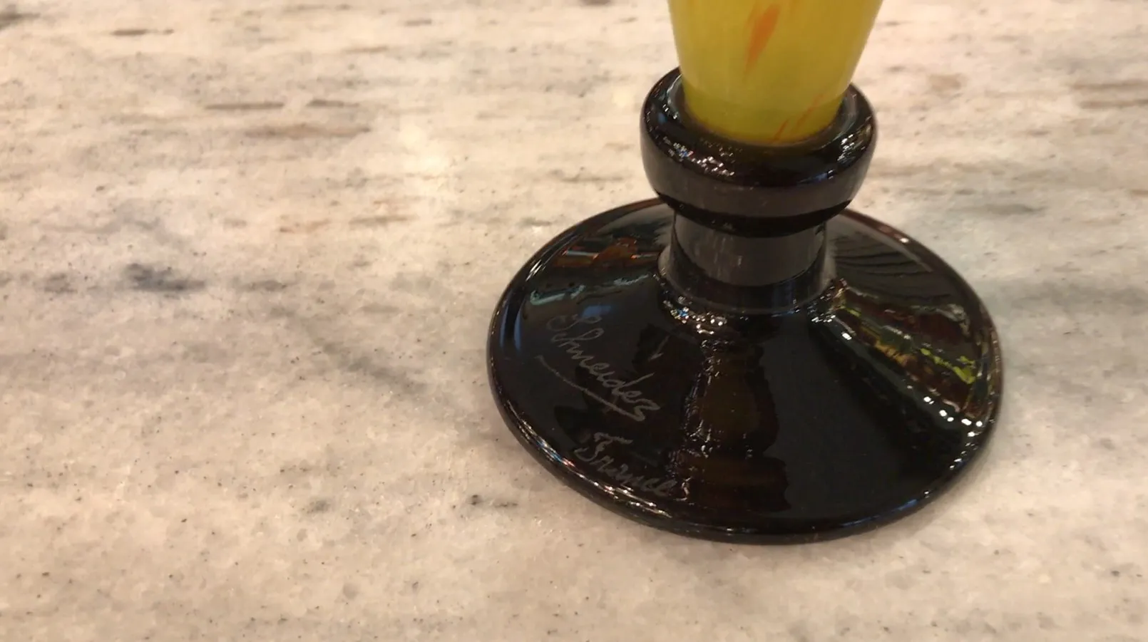 アンティークサイン入りグラス。装飾的な細部を持ち、エレガントで洗練された環境。