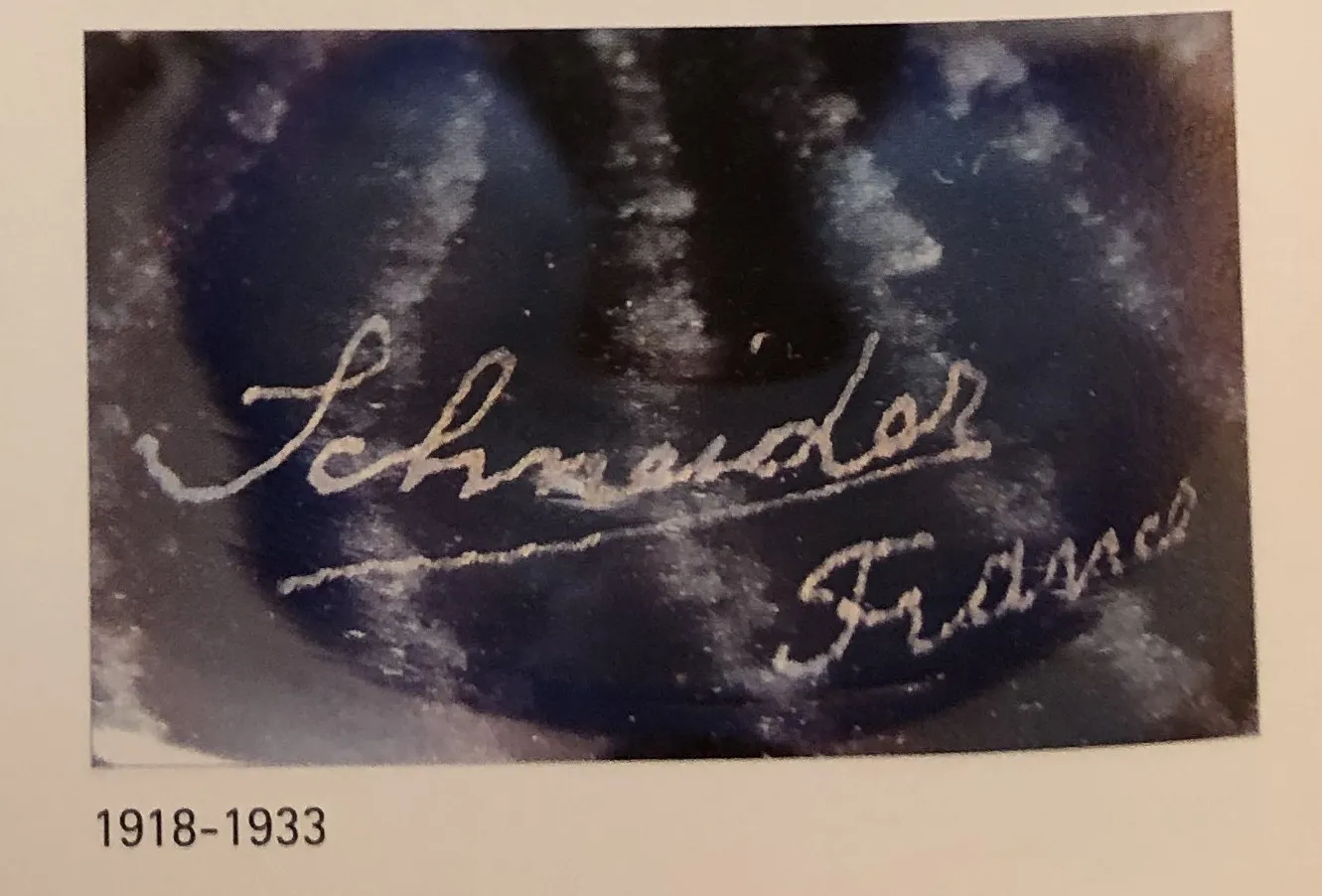 vidrio con firma de schneider en un fondo oscuro