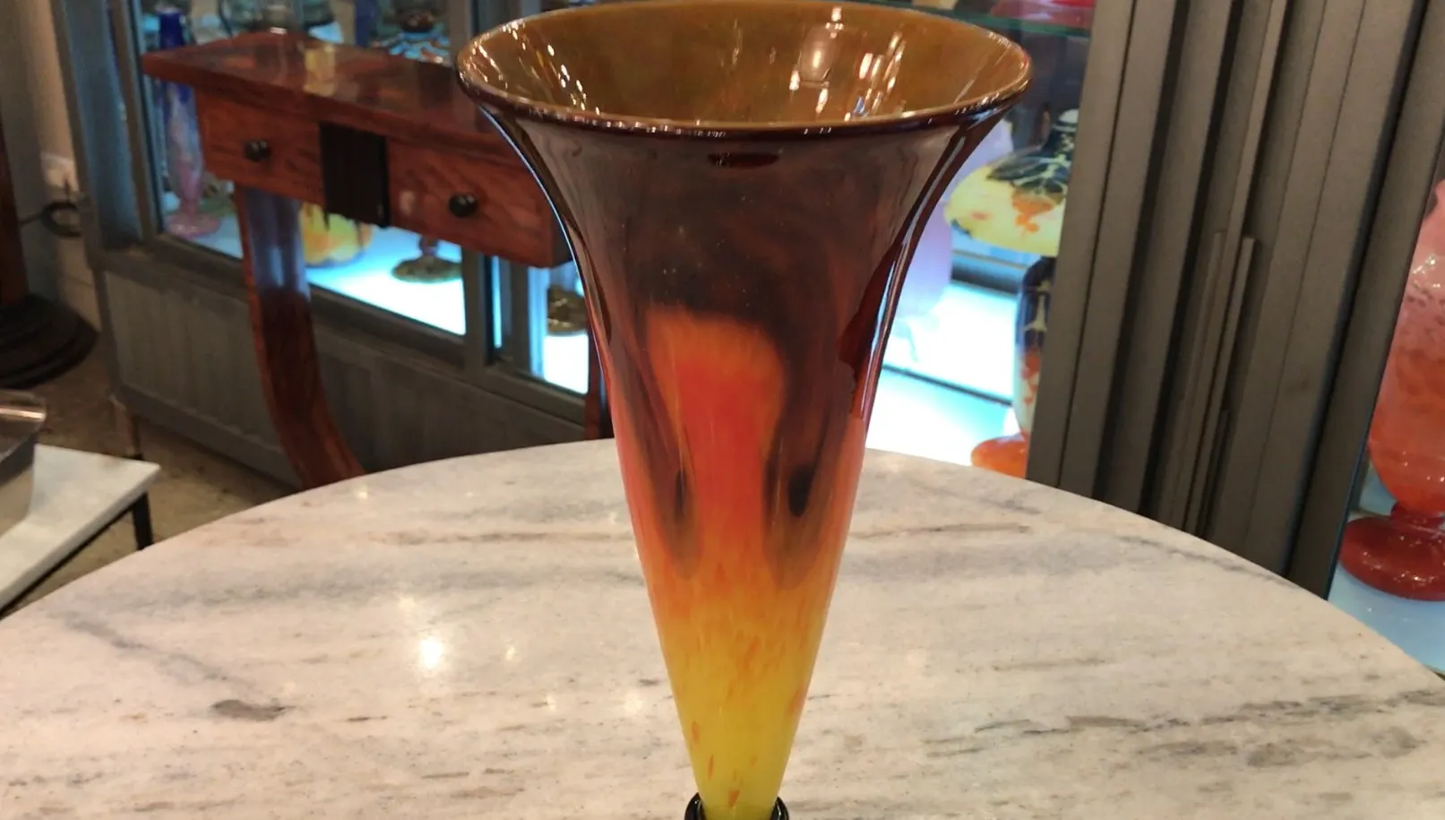 Antike Vase in Bernstein- und Gelbtönen mit schwarzem Sockel, dekorativ.