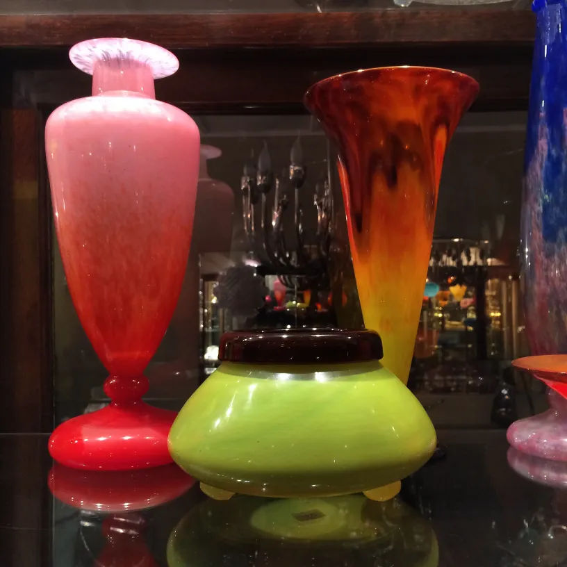 vidro antigo assinado, detalhes decorativos vibrantes, ambiente elegante