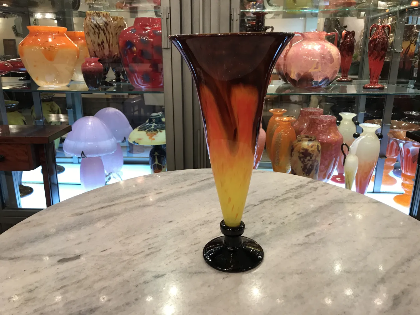 Vaso alto de vidro com gradiente amarelo e laranja, assinado