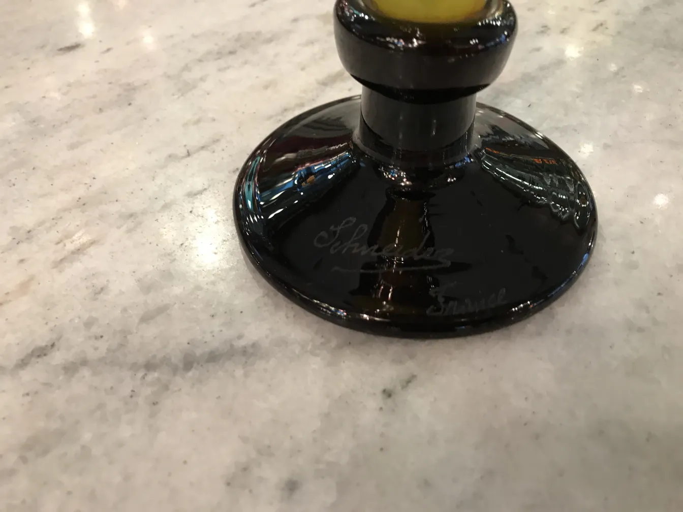 古董签名玻璃，黑色底座施耐德，优雅环境。