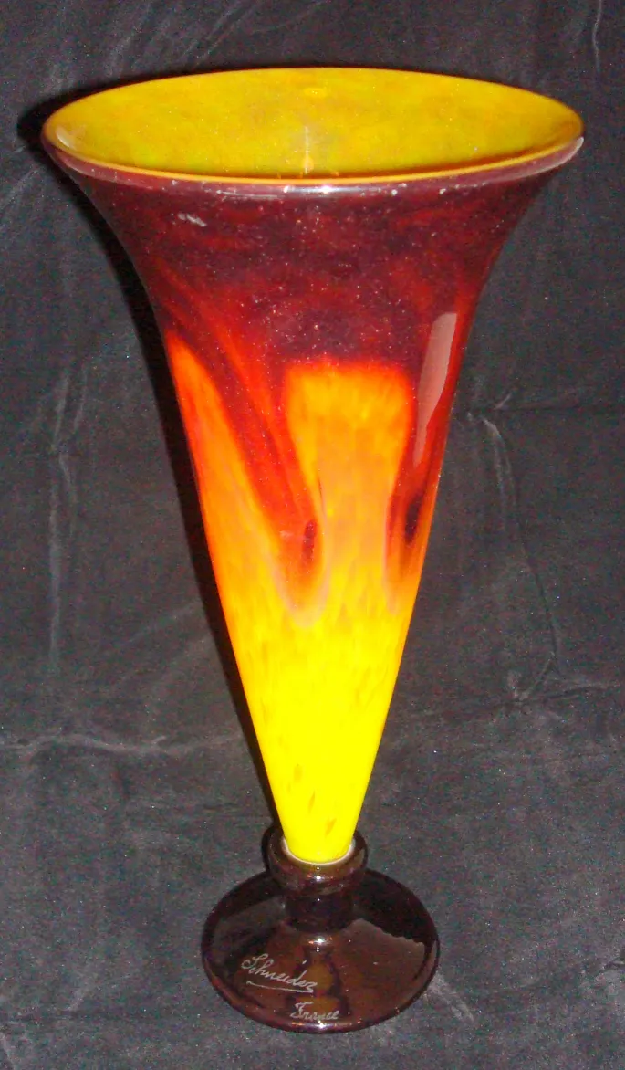 Verre signé en tons rouge et jaune avec motif.