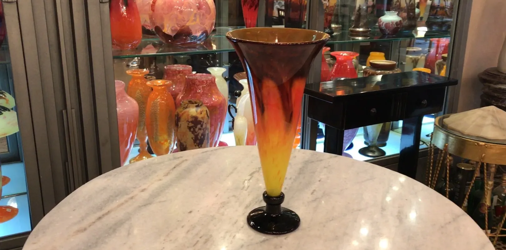 Antiquariato vetro firmato Schneider con colori vivaci e decorativi.