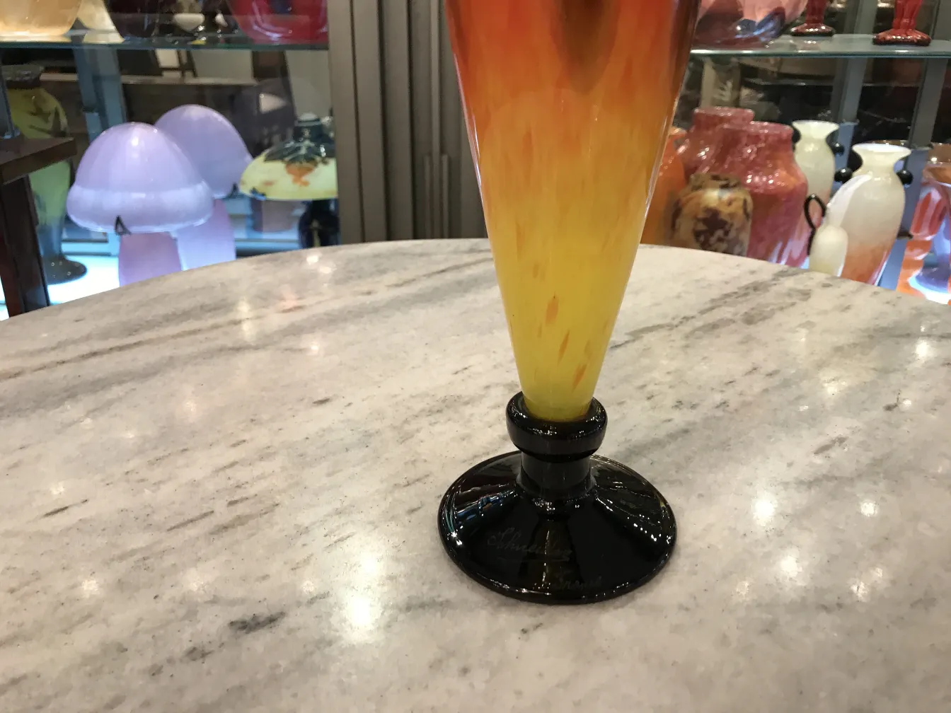 Superbe vase ancien signé Schneider, tons chauds et base noire.