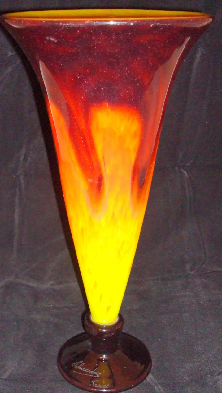 Vase in roten und gelben Farben mit Schneider-Unterschrift.