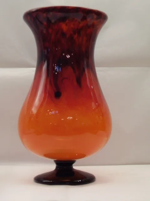 古董签名玻璃呈现橙色和棕色的色调。