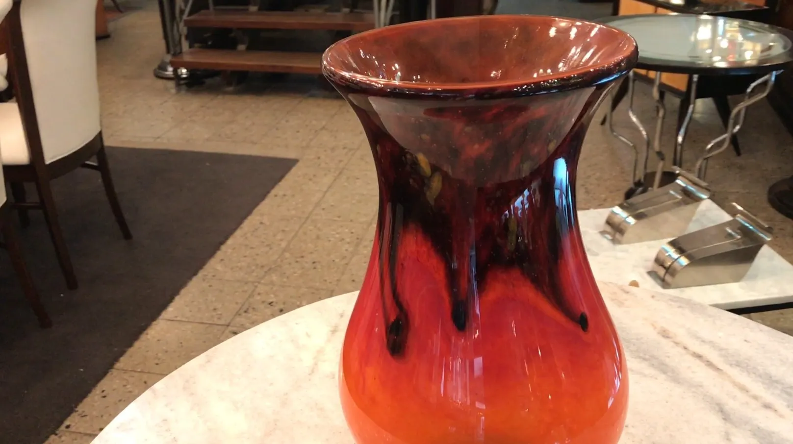 Vaso in vetro con design rosso e nero, antico.