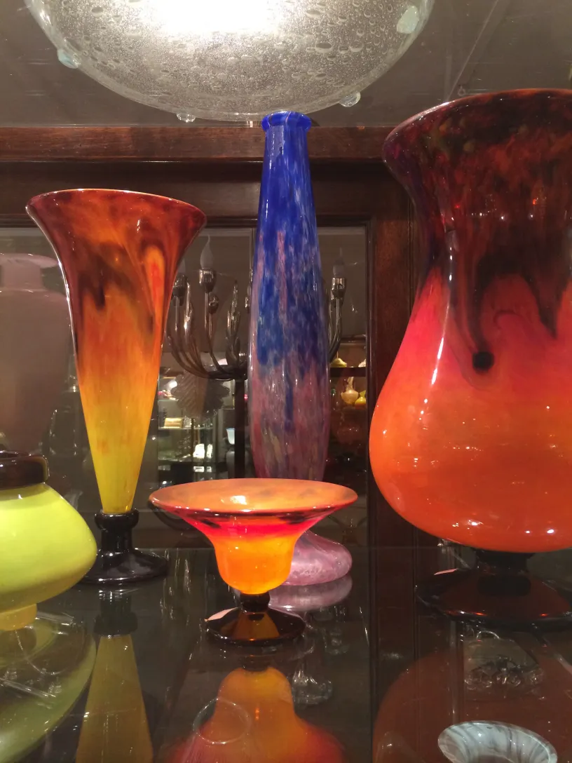 Signiertes Glas Schneider in warmen und kühlen Farbtönen mit elegantem Hintergrund.