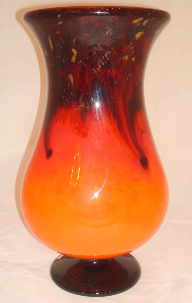 زجاج موقّع قديم من شنييدر بألوان برتقالية وسوداء مع قاعدة مستديرة