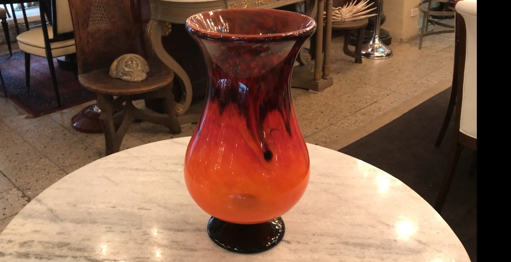 antikern Vase aus signiertem Glas von Schneider mit lebhaften Farben, geschmückt mit fließenden Formen, in einem eleganten Ambiente