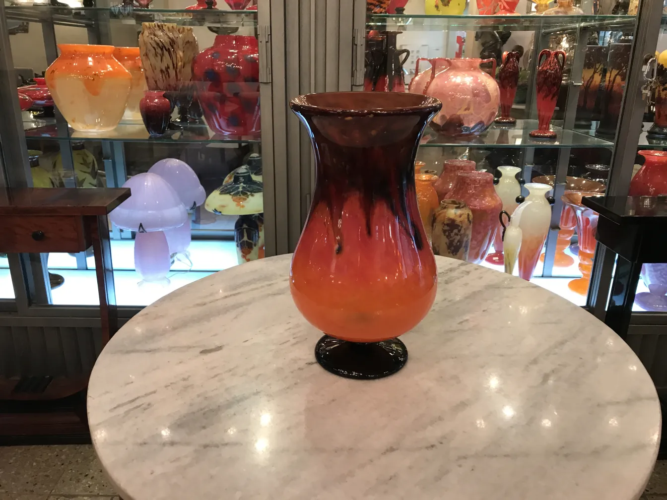 Vase antique en verre signé par Schneider aux nuances orange et noire