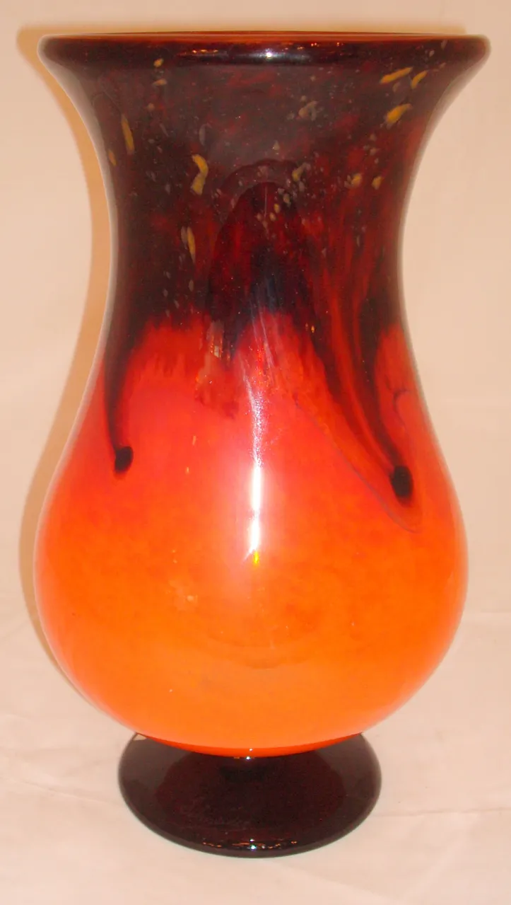 Vase aus Glas mit einem Farbverlauf von Rot nach Orange, sichtbare Unterschrift
