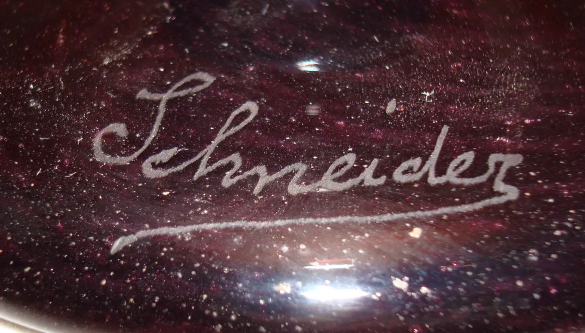 Verre ancien signé par Schneider avec un design élégant et unique.