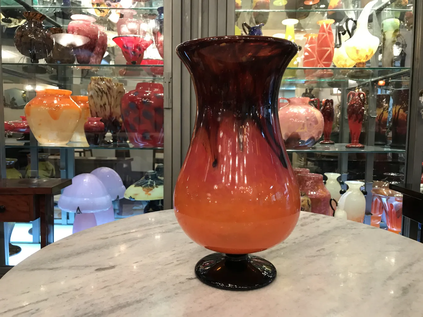 Belle antiquité en verre signé aux teintes orange