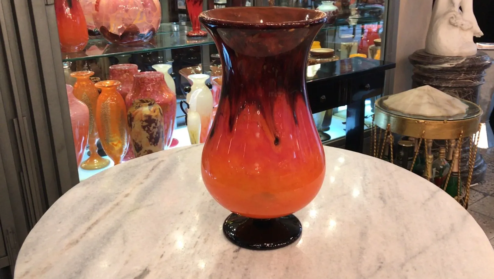 antik signiertes Glas mit orange und schwarzen Tönen