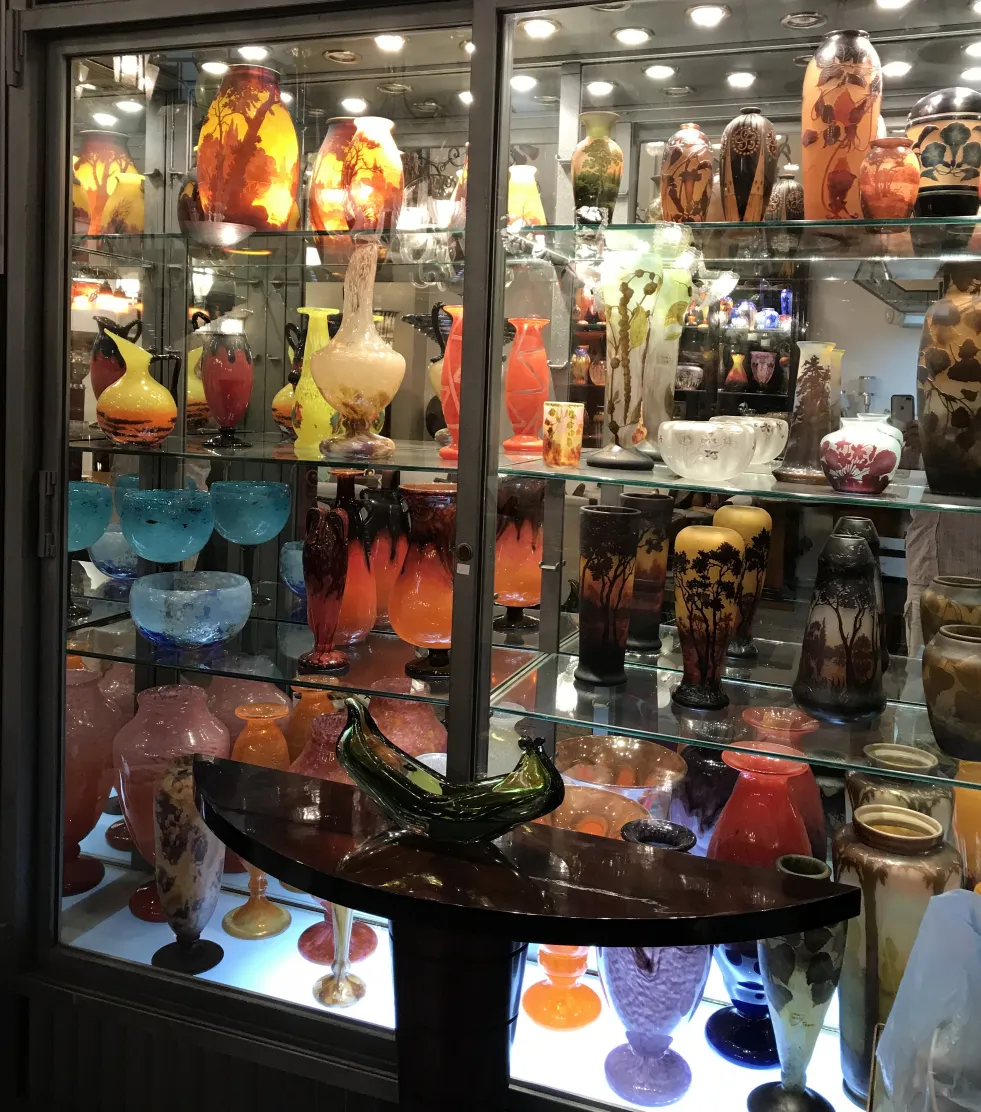 Vitrine avec des antiquités et du verre signé Schneider (français)