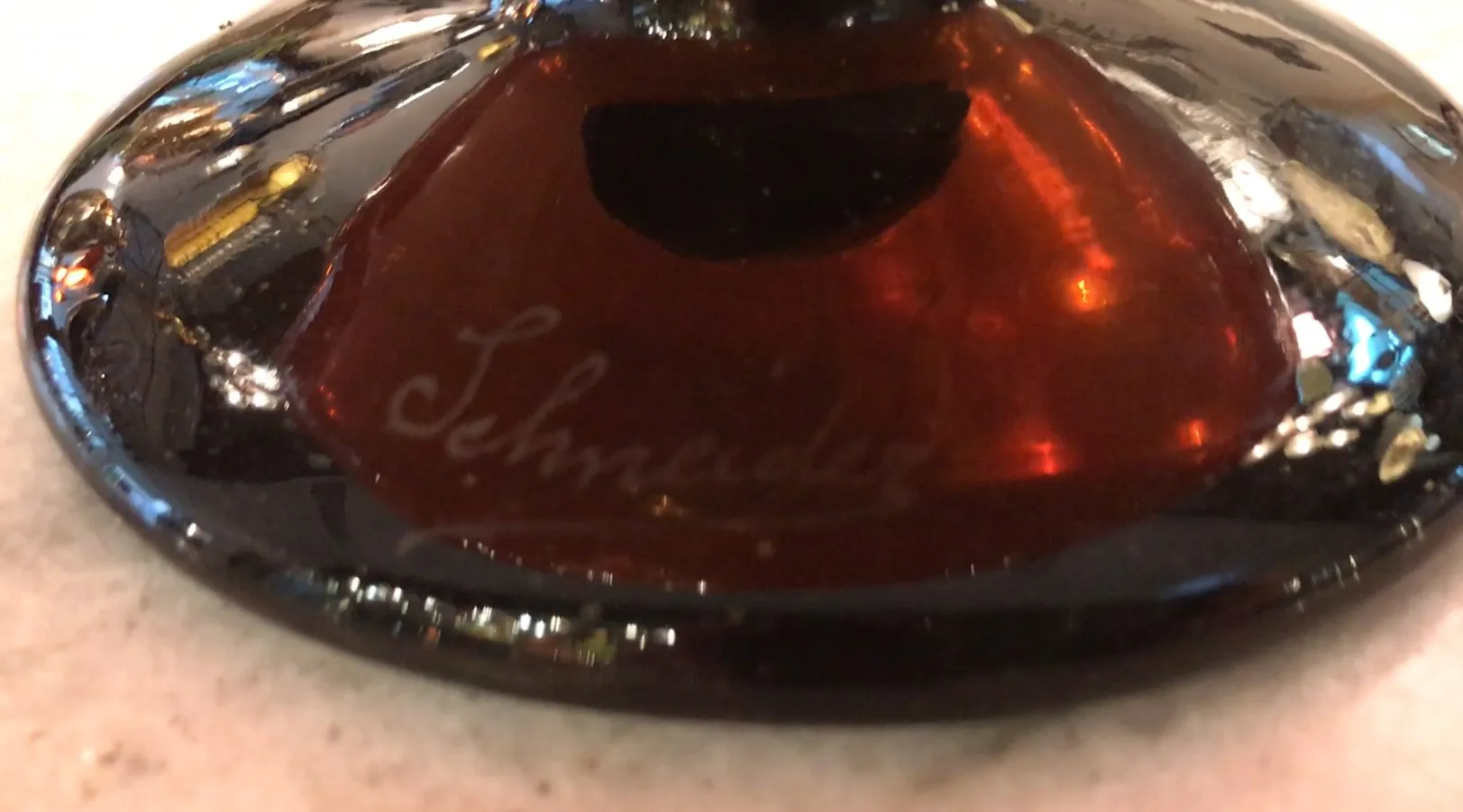 Vidrio antiguo firmado Schneider con detalles visibles.