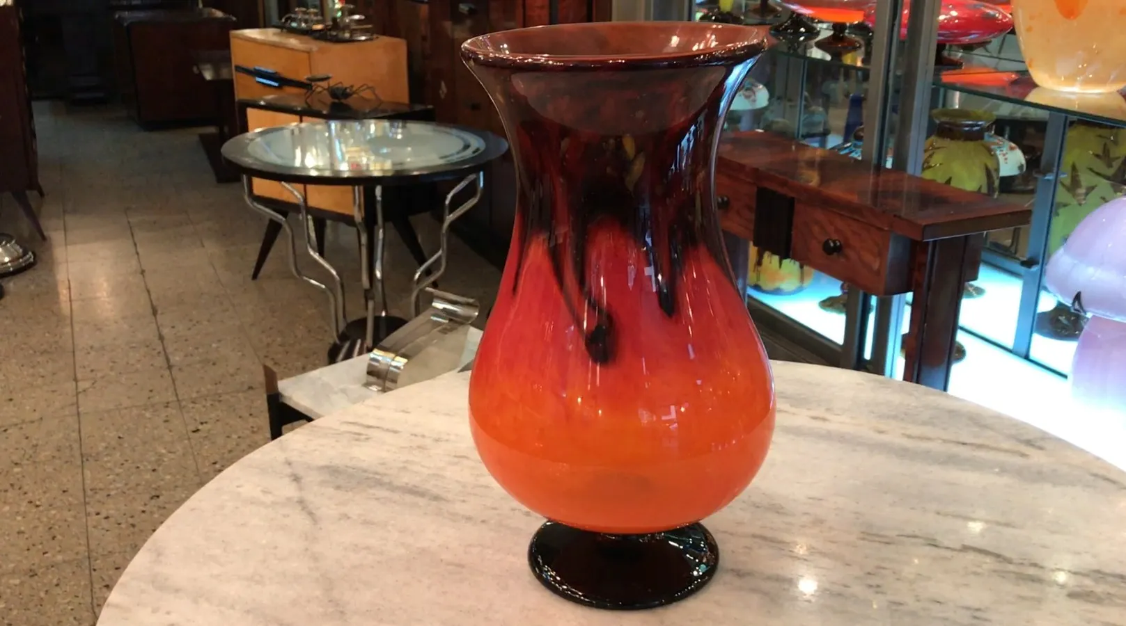 古董签名玻璃展示鲜艳的颜色，突显环境