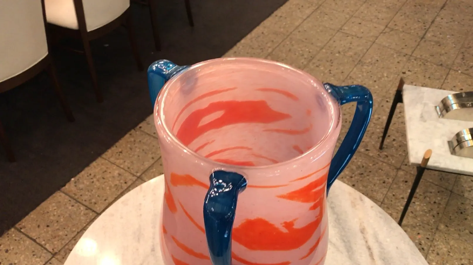 vase antico con motivo a spirale rosa e blu