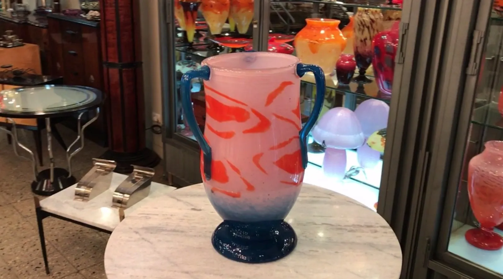 vase ancien avec motif rouge et bleu, signé Schneider