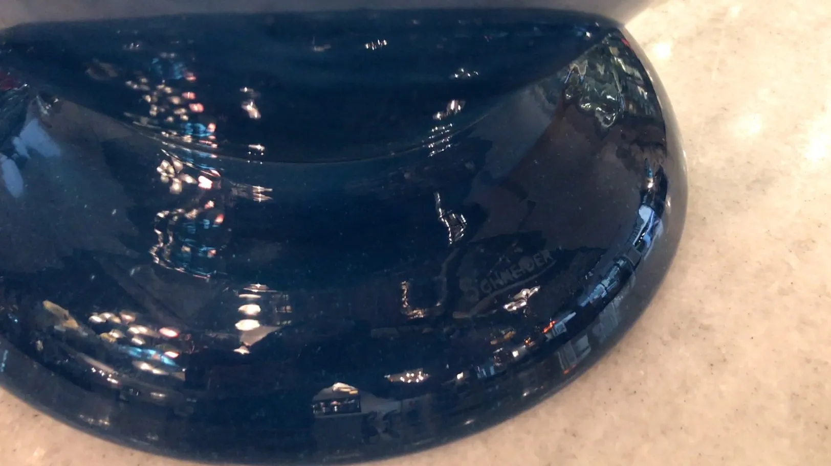 Vidrio antiguo firmado por Schneider, elegante diseño, detalles en azul claro.