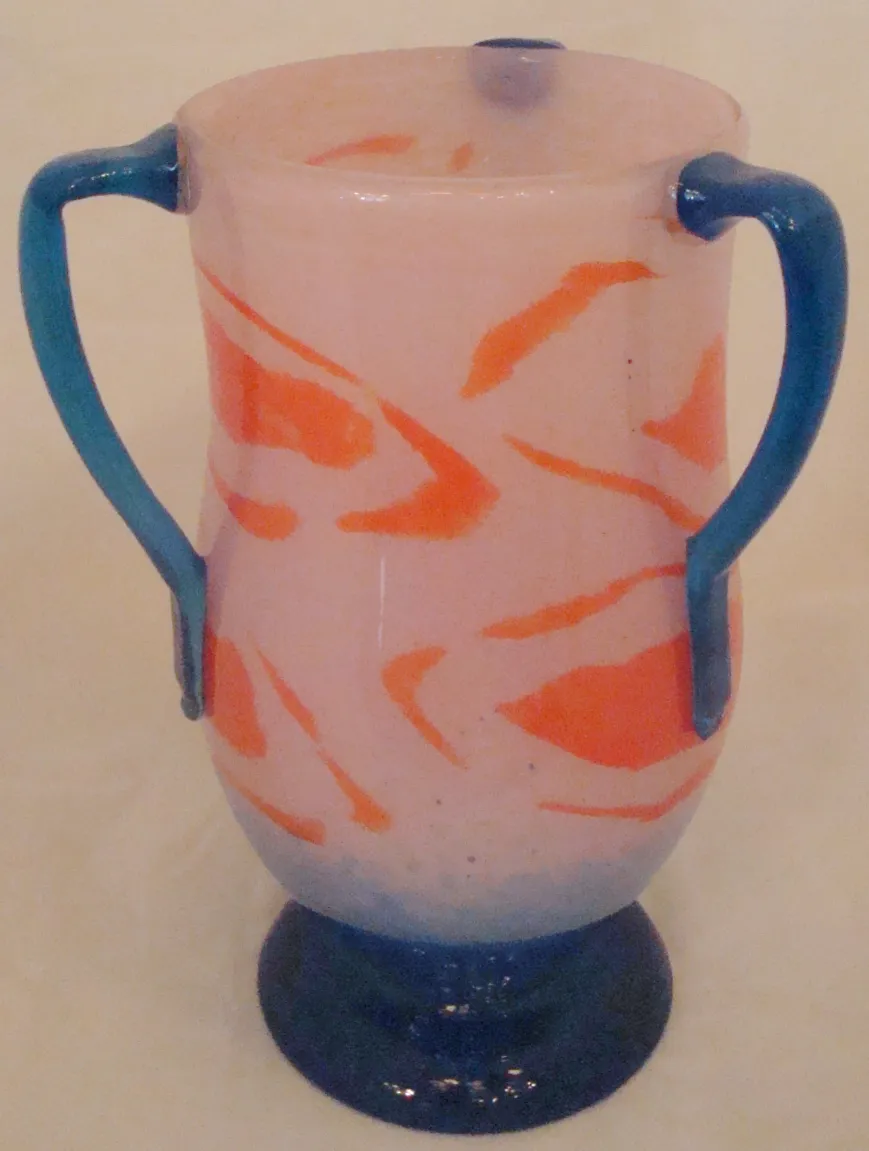 Vase ancien en verre signé Schneider avec des détails colorés